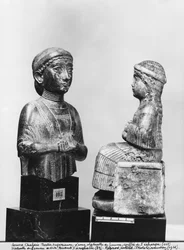 Frau mit dem Schal, Frau mit einem Aryballos, Profilansicht, Neo-Sumerisch, aus Telloh, antikes Girsu, ca. 2150 v. Chr.